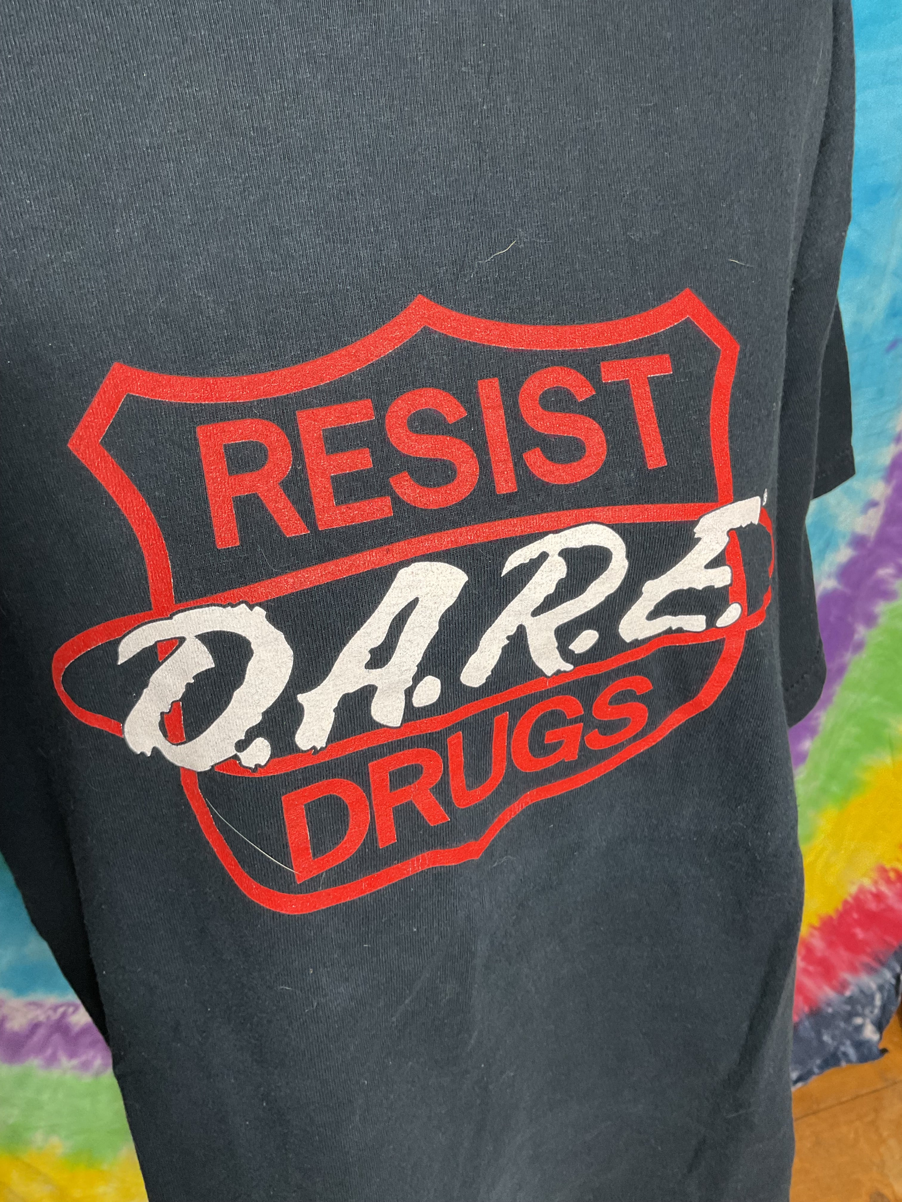 Vintage D.A.R.E. Resist Drugs Shield Graphic T-Shirt Black Large
