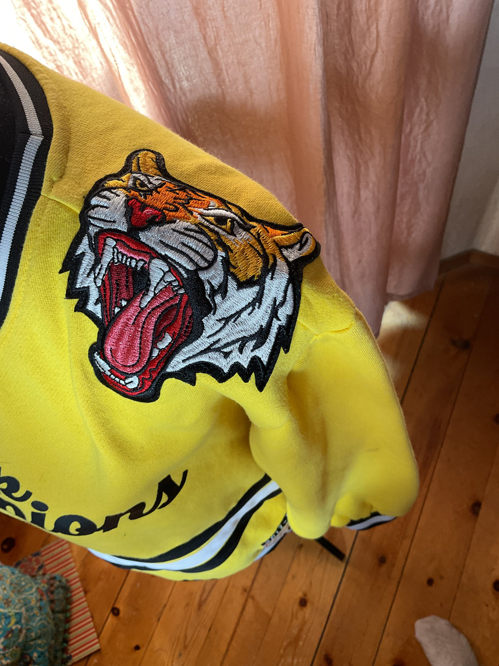 Black Pyramid by Chris Brown Yellow Tiger Patch Crewneck XL