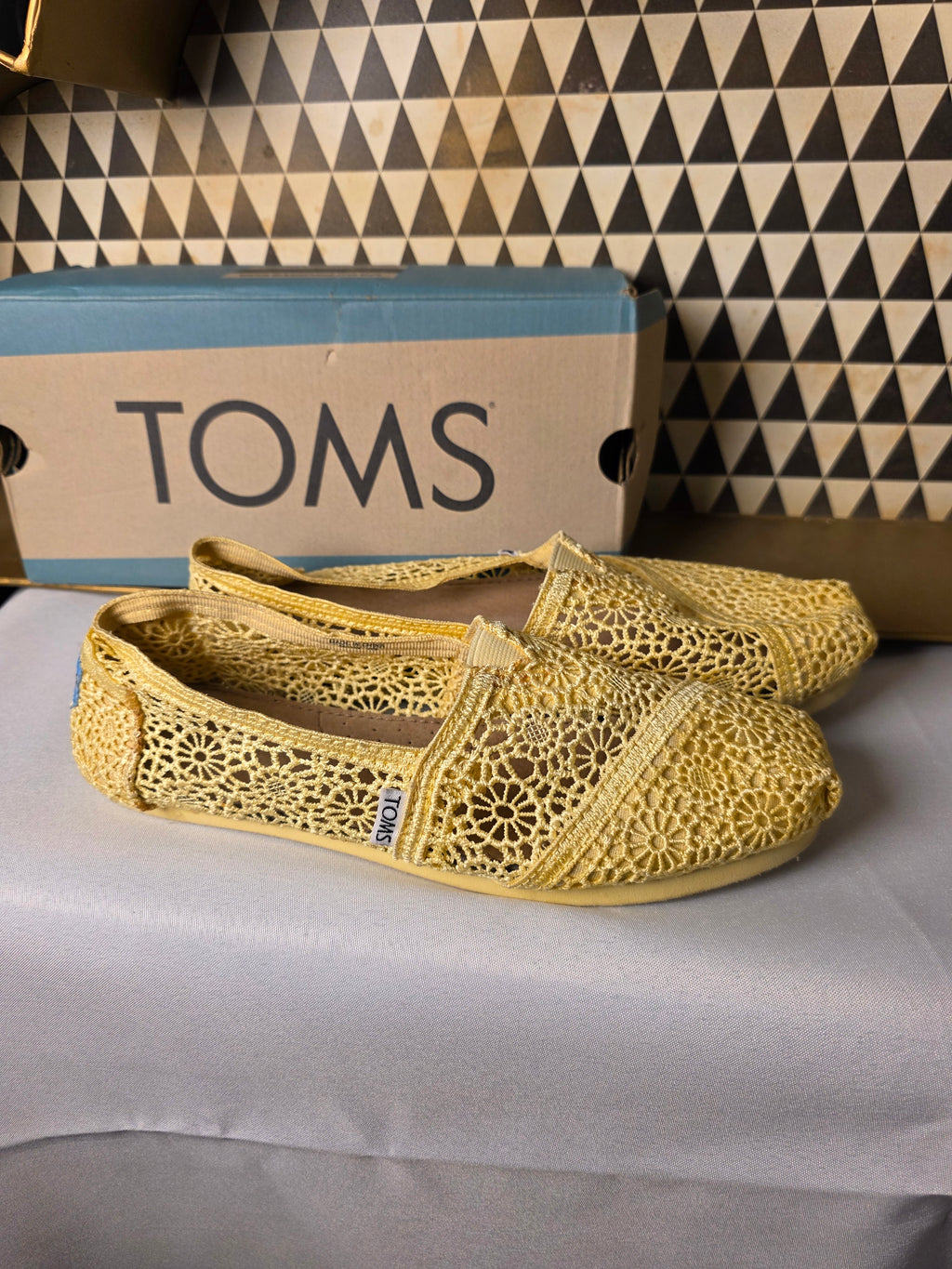 TOMS Yellow Crochet Lace Canvas Alpargatas Slip On Flats W 9M