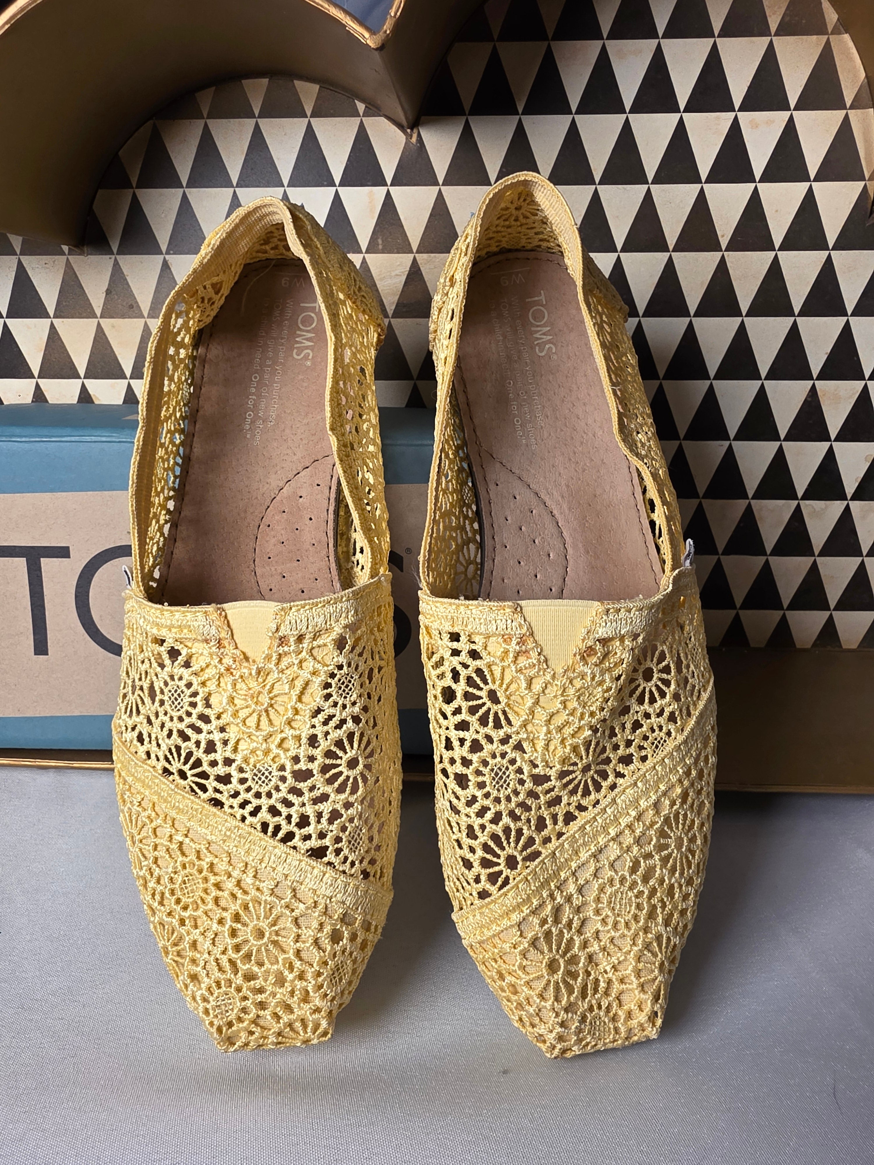 TOMS Yellow Crochet Lace Canvas Alpargatas Slip On Flats W 9M