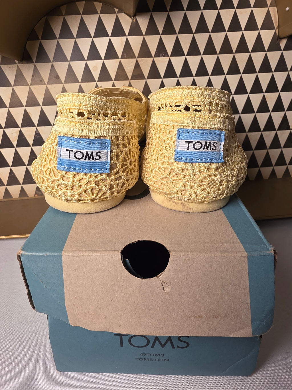 TOMS Yellow Crochet Lace Canvas Alpargatas Slip On Flats W 9M
