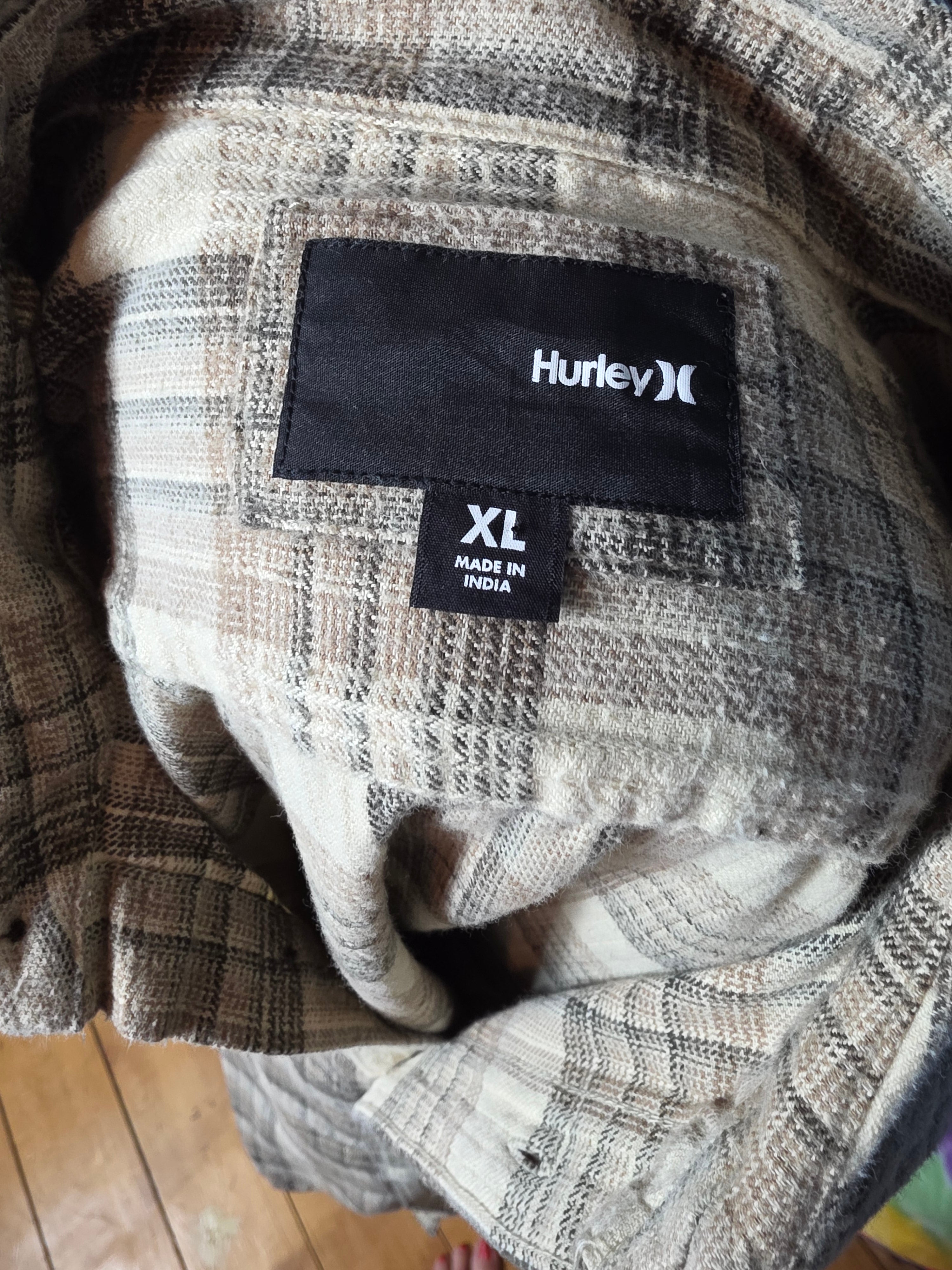Hurley Men's XL Plaid Flannel Button Up Shirt Beige Brown