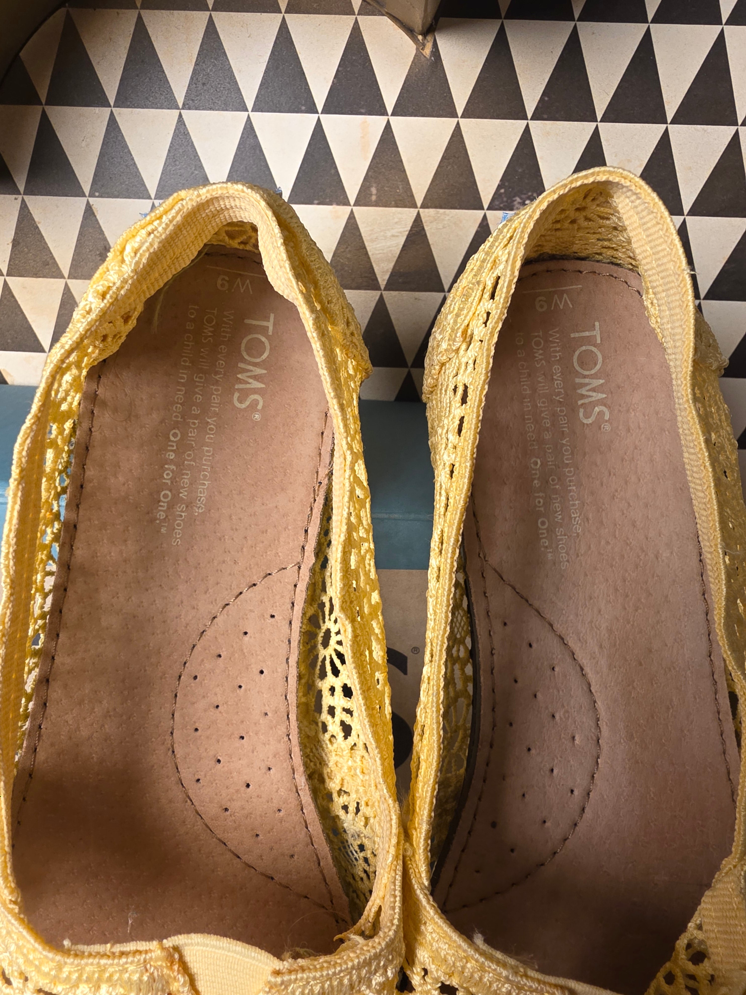 TOMS Yellow Crochet Lace Canvas Alpargatas Slip On Flats W 9M