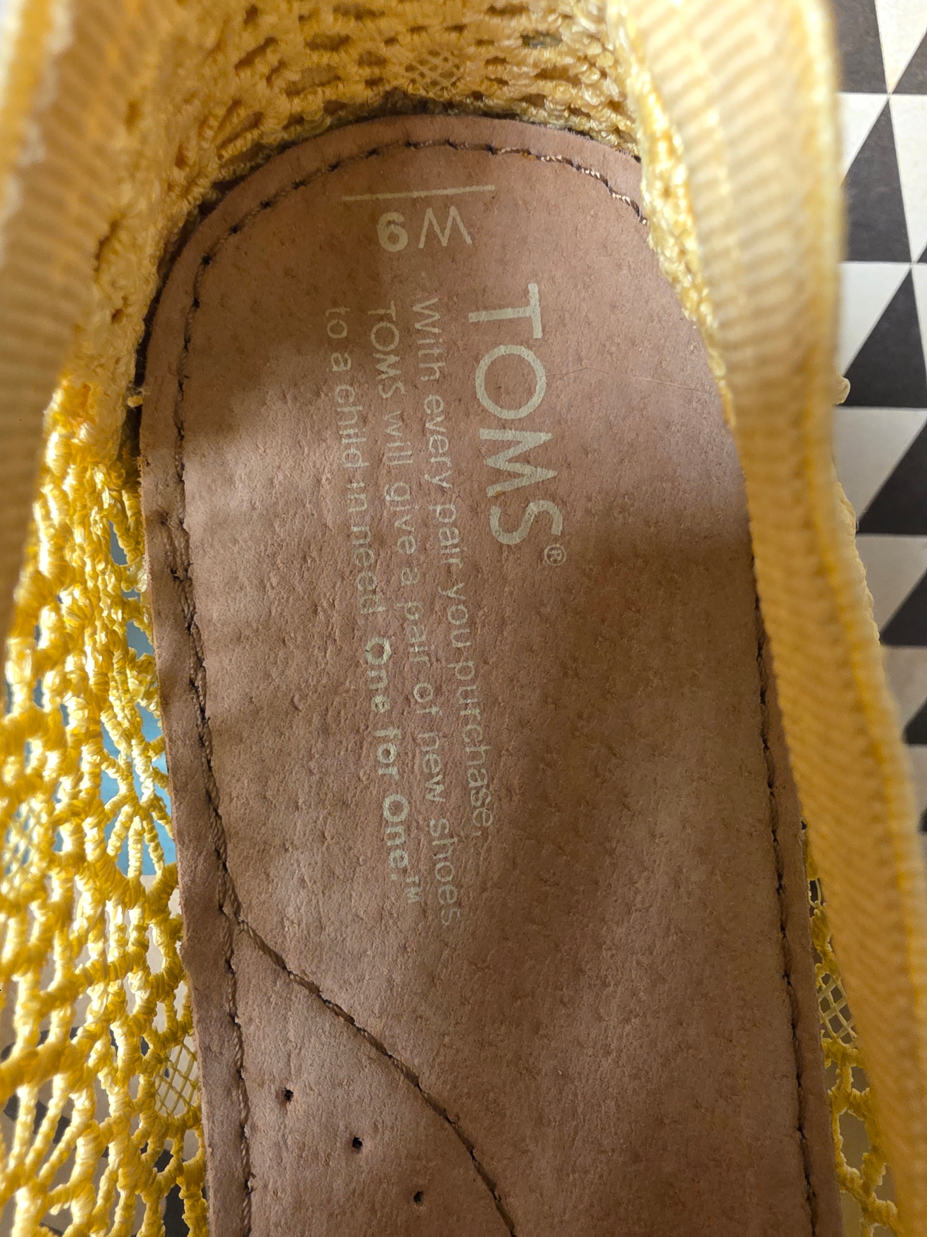 TOMS Yellow Crochet Lace Canvas Alpargatas Slip On Flats W 9M